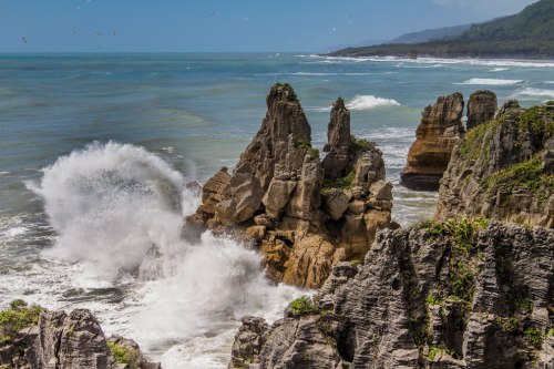 Birds-and-crashing-waves-of-Tasman-Sea-at-Pancake-Rocks-New-Zealand