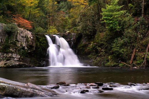 Abrams-Falls-in-Cades-Cove-in-the-Great-Smoky-Mountains-NP