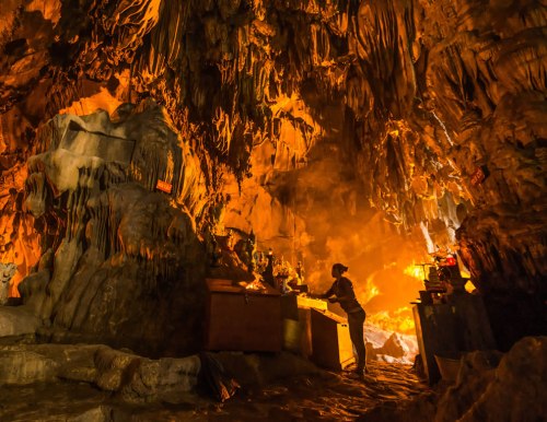 Buddhist-Temple-inside-a-cave-near-Hanoi