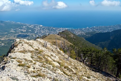 Looking-toward-Yalta-from-the-ridge-Kizil-Kaya-the-Yalta-mountain-nature-reserve