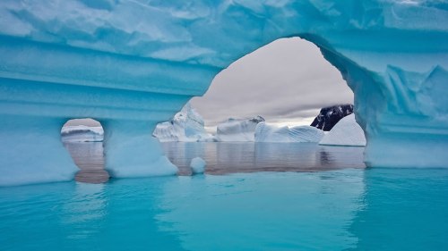 Iceberg-Graveyard-in-Antarctica