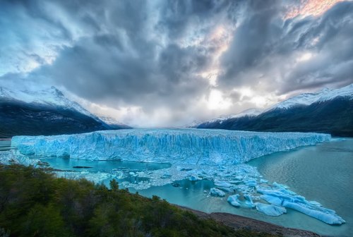 Perito-Moreno-glacier-as-seen-from-the-edge-of-Lago-Argentino