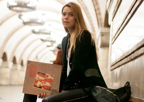 svetlana shashkova in nostalgie vinyl of beatles 