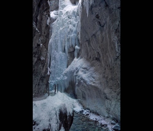 Frozen-Waterfall-with-icicles-at-Partnachklamm-Garmisch-Partenkirchen-Germany