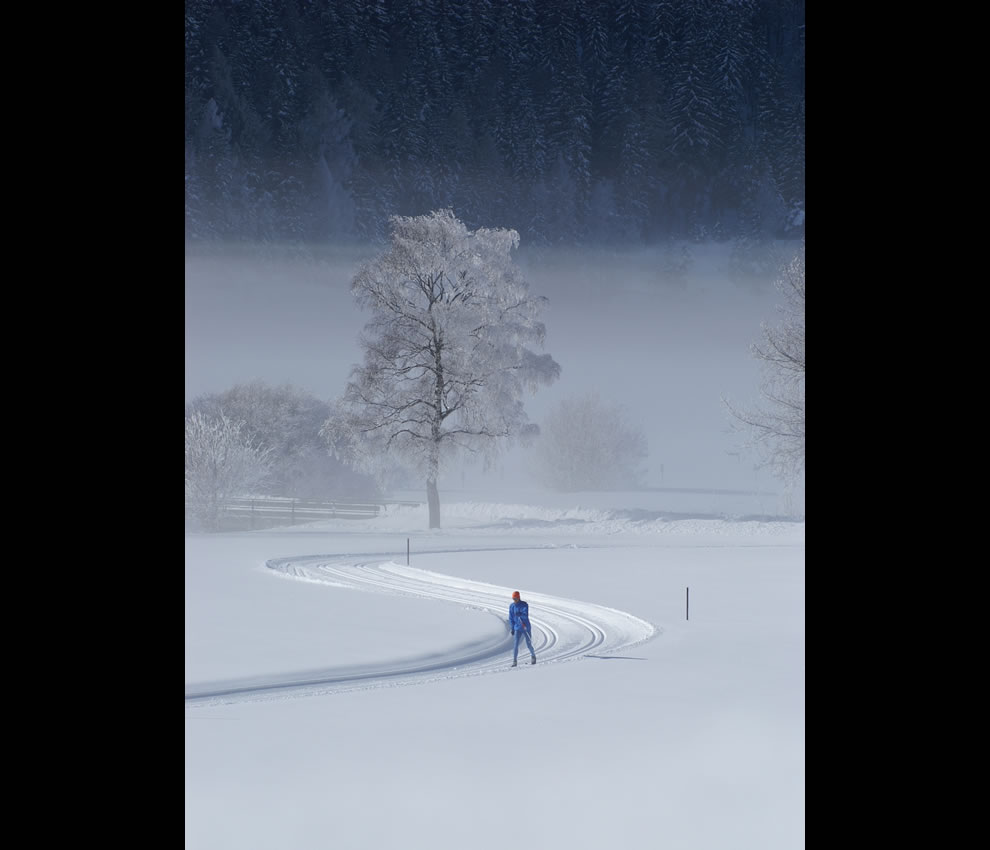 Lone-skier-in-the-Alps