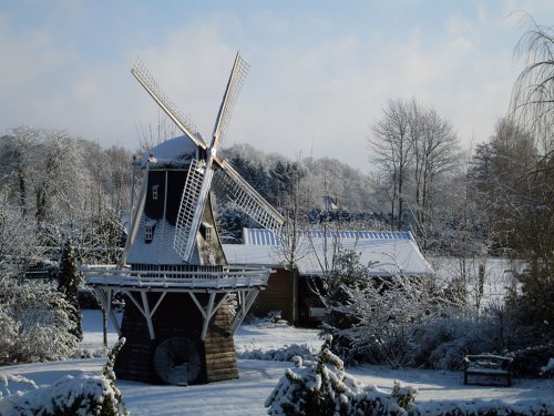 Winter-scene-of-Windmill-De-Lelie-The-Lily-in-Aalten-in-the-eastern-Netherlands