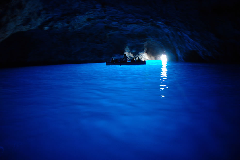 boating-thru-Blue-Grotto