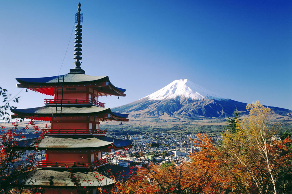 japan-fujiyoshida-and-mount-fuji