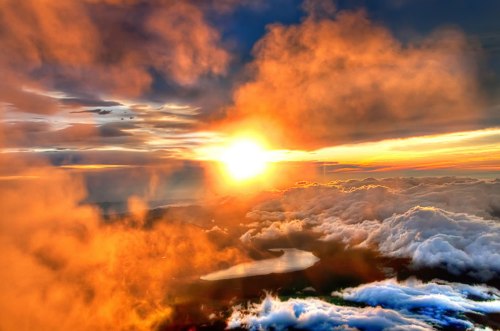 majestic-sunrise-from-the-summit-of-mount-fuji