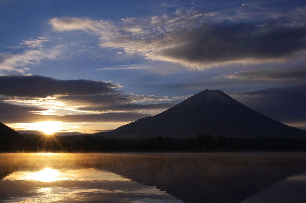 mt-fuji-and-lake_shojiko-at-sunrise