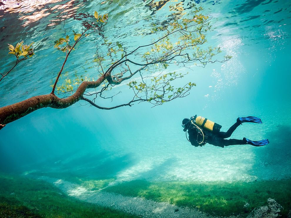 Scuba-diver-in-Green-Lake-Tragoss-Austria