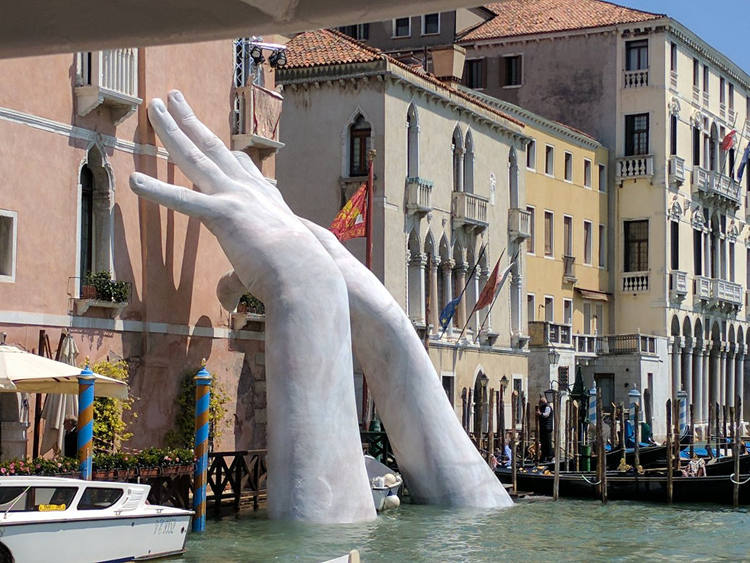 lorenzo-quinn-support-venice-ca-sagredo-6