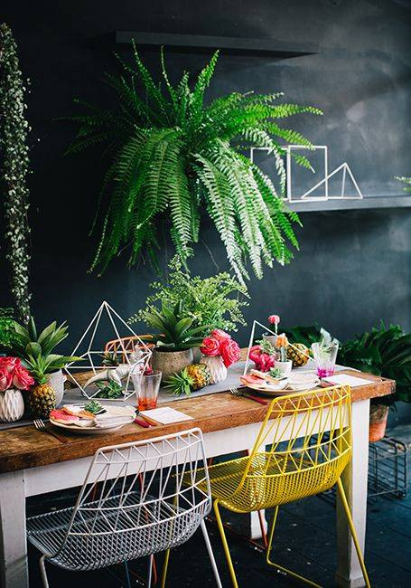 29-stylish-table-settings-to-copy-this-summer-summer-table-decorating-ideas-black-dining-room-with-yellow-chair-and-palms-5734f27c1f1859cc5a9723ab-w620_h800
