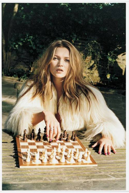 kate-moss-chess-juergen-teller-archive-may-2003-issue-vogue-juergen-teller_b
